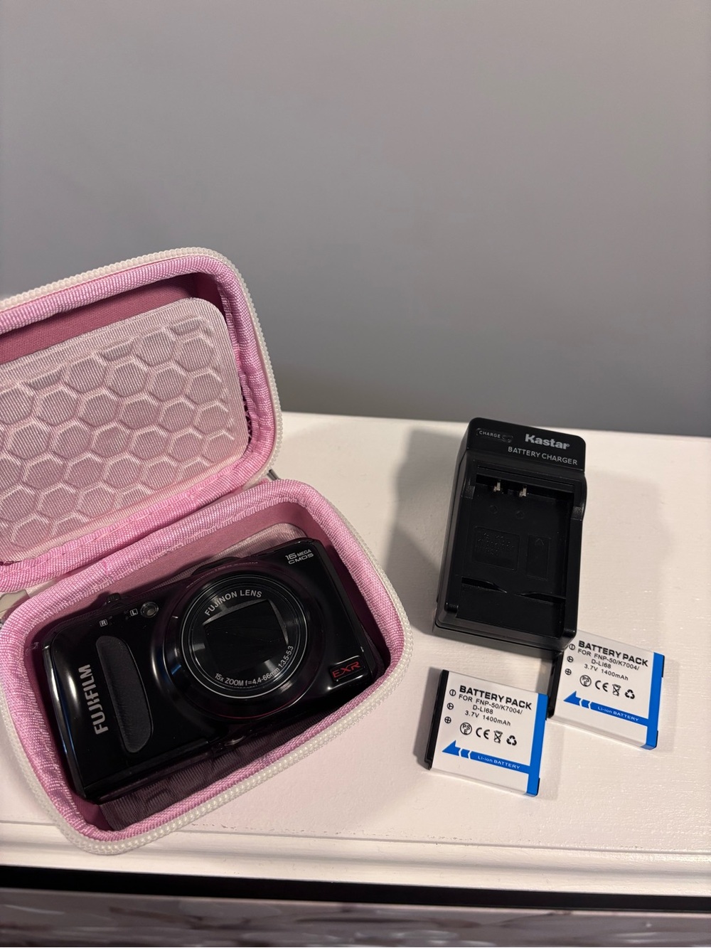 Fujifilm FINEPIX F550EXR Camera with Pink Carry Case